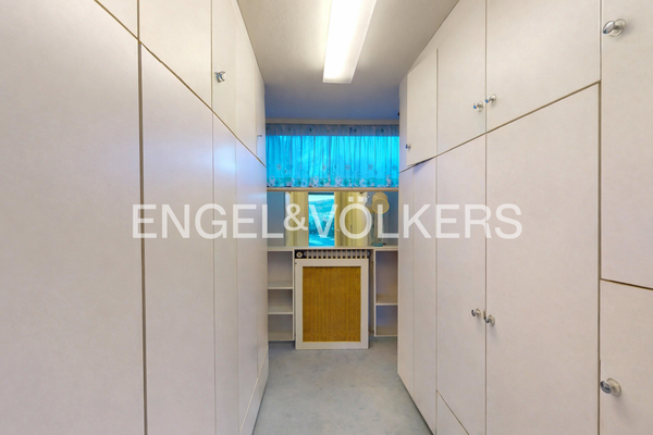 Das Ankleidezimmer geht vom Schlafzimmer ab