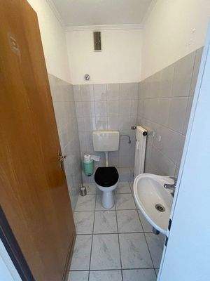 Kompaktes WC mit Waschbecken