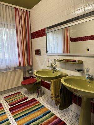 EG-Blick ins Tageslicht-Badezimmer