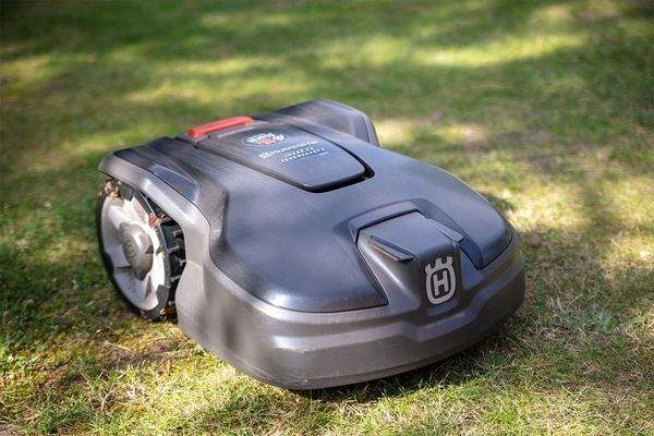 "Otto" der Mähroboter bei der Arbeit