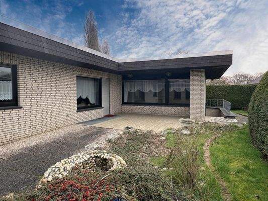 große, teilüberdachte Terrasse