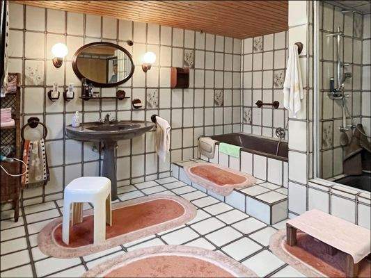 Weiteres großes Tageslicht-Bad mit Dusche und Wanne im KG