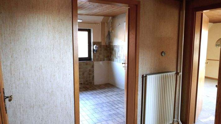 li. Küche, re. Wohnzimmer