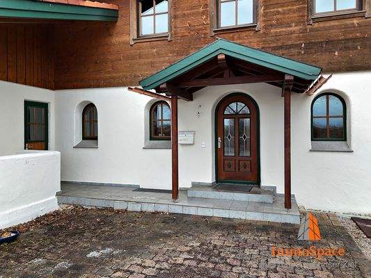 Blick auf den Eingangsbereich des Zweifamilienhauses