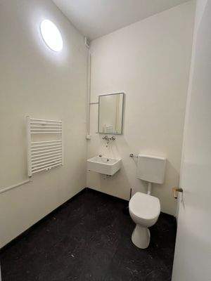 WC mit Waschtisch, Spiegel und WC