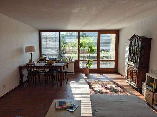 Großer Wohnbereich mit Zugang zu Garten und Terras