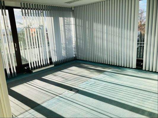 helle Bürofläche mit bodentiefen Verglasungen nach Süden/Westen (OG)