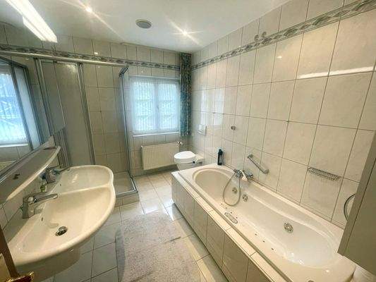 Haus-Lollar-Badezimmer OG.JPEG