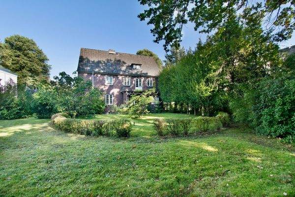 Freistehende Stadtvilla mit Gästehaus im Grünen.