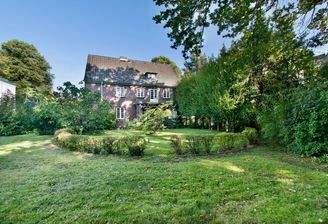 Freistehende Stadtvilla mit Gästehaus im Grünen.