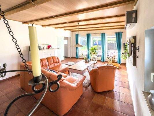 Lichtdurchflutetes Wohnzimmer