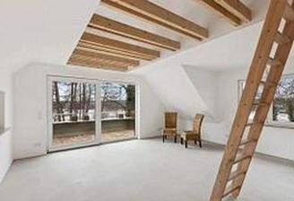 Wohnzimmer offener Dachstuhl