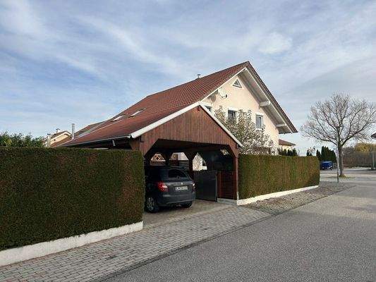 Außenansicht mit Carport