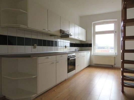 Einbauküche mit Treppe ins Obergeschoss