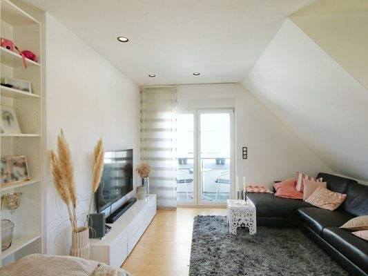 Hohe Decken im offenen Wohnbereich mit Balkonzugang