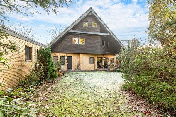 Rückwärtiger Garten mit viel Grün und Privatsphäre