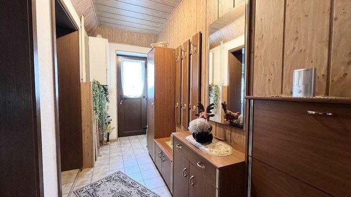 Flur mit Tür zum Garten