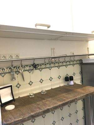 Küchenzeile mit Hakenleiste