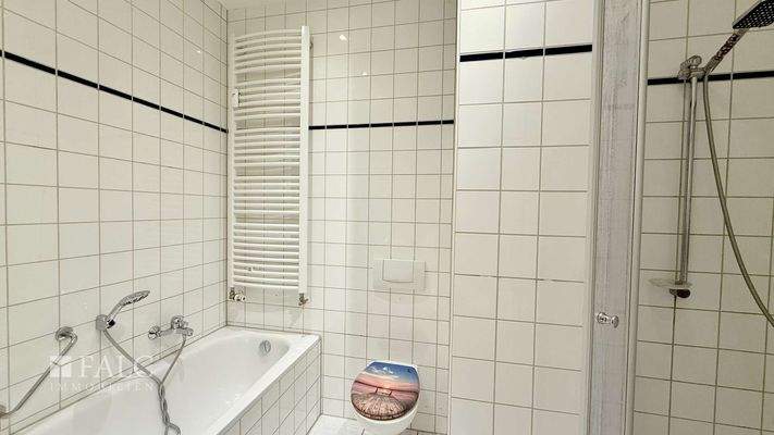 Bad mit Wanne und Dusche 