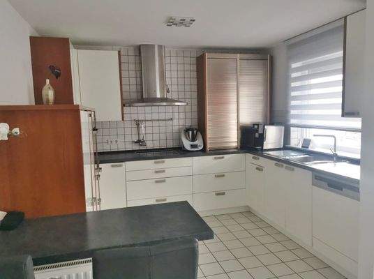 Hochwertige Einbauküche mit Theke