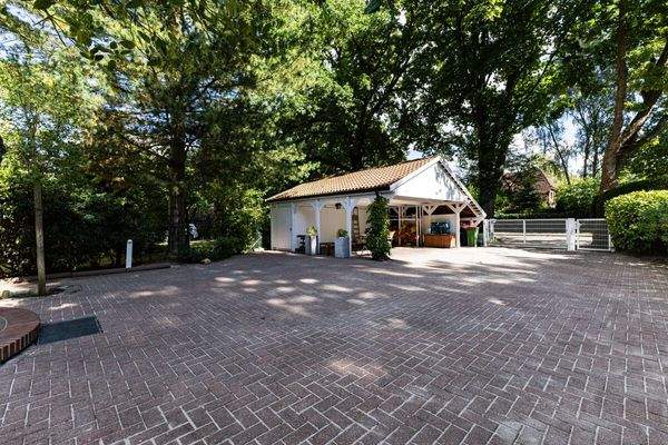 Auffahrt mit Doppelcarport