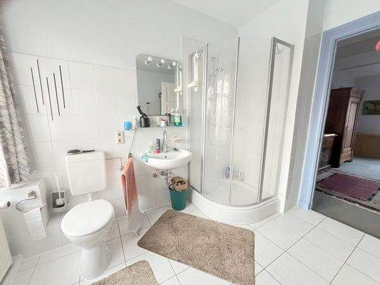 DG - Bad mit Wanne und Dusche Bild 1