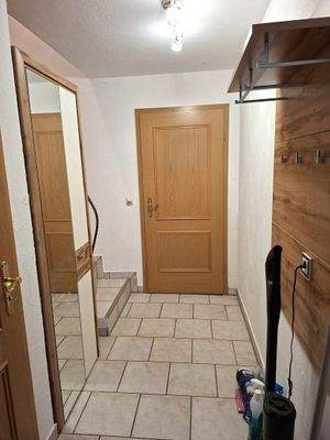 Flur innenliegend von WH 1 | Treppe in das OG | Zugang in den Abstellraum