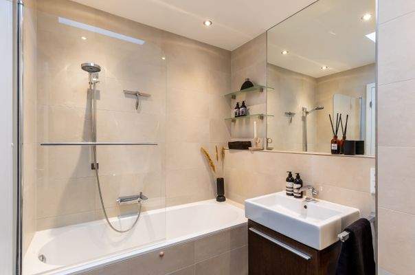 Bad mit Wanne im 6. Obergeschoss