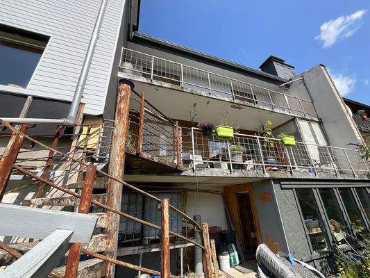 Rückseite, zwei Balkone; unten 2. Kellerebene