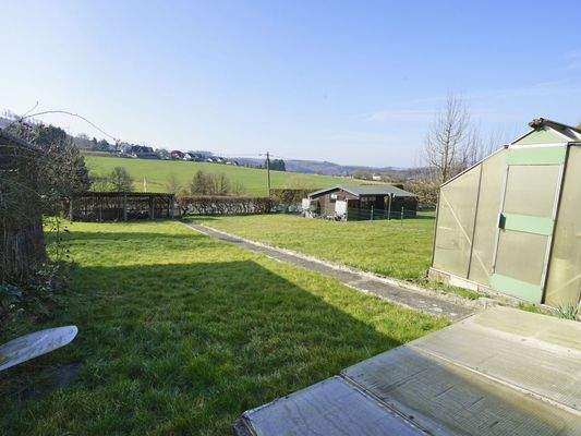 Großer, gepflegter Garten