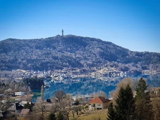 Blick von der Terrasse auf den Pyramidenkogel und Maria Wörth