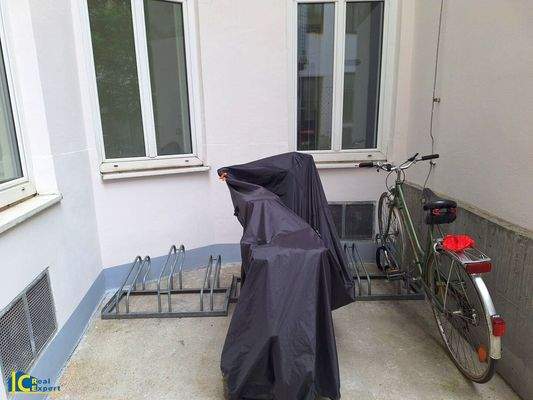 Fahrradabstellbereich im versperrten Innenhof