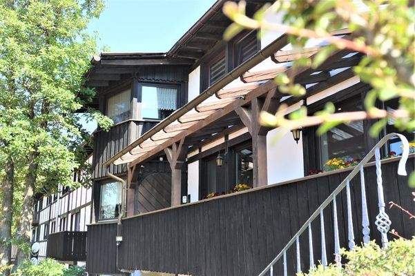 Haupteingang - Seitenansicht - Treppenaufgang