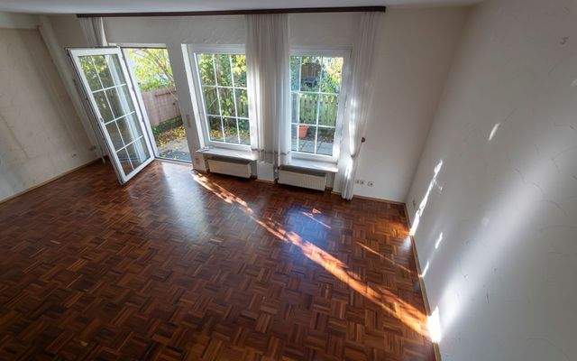 004.Wohnzimmer von Treppe aus.jpg