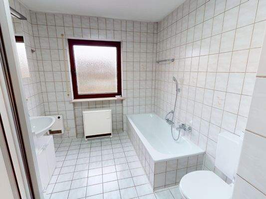 Großes Badezimmer mit Dusche und Badewanne