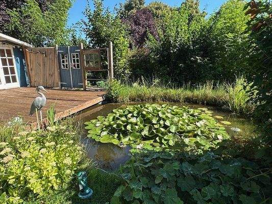 Gartenteich mit Terrasse