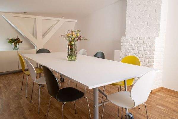 Großer Tisch und Stühle vorhanden