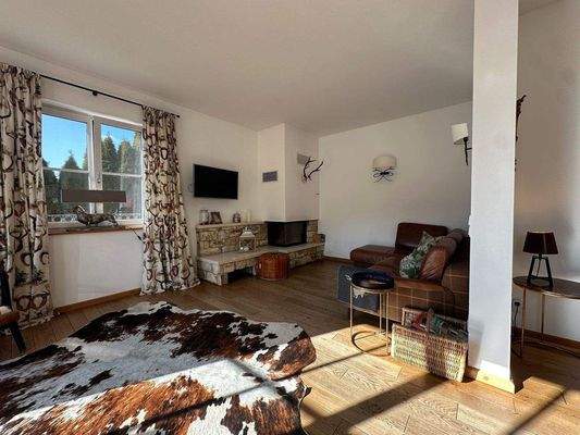 Wohnzimmerbereich mit gemauertem Kamin