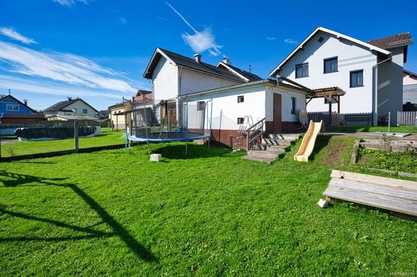 Blick von Garten zum Haus und Garage DSC_8830