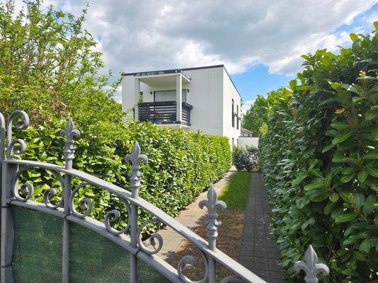 Einfahrt Stellplätze