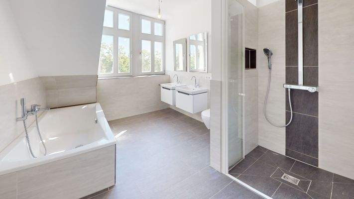 Tageslichtbad mit Dusche und Wanne