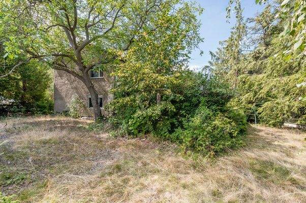 Tolles Entwicklungspotential auf großem (Bau-) Grundstück mit Zweifamilienhaus