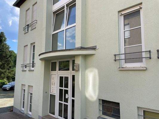 Hauseingang mit Wohnung im 1. OG links