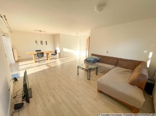 Wohn-Esszimmer mit viel Licht