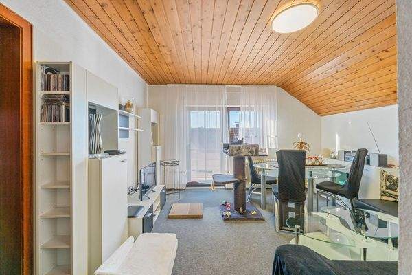 Wohnzimmer mit Balkonzugang