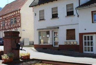 Aussenansicht vom Brunnen Gegenüber