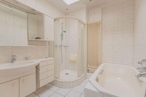 Tageslichtbad mit Dusche