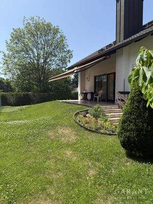 Blick in den Garten und Terrasse