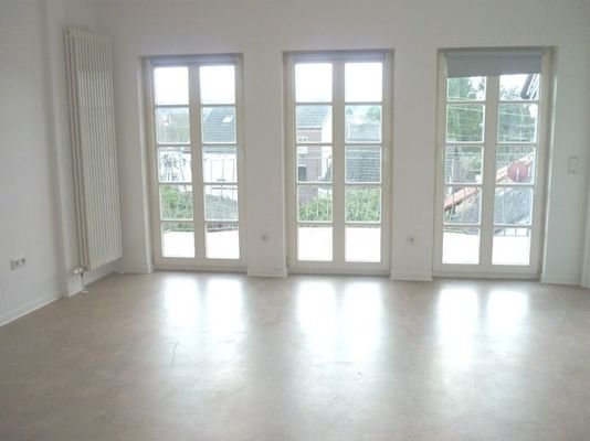 Wohnzimmer mit Ausgang zum Balkon DG