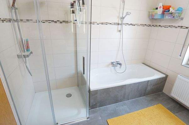 EG_Badewanne und Dusche.jpg